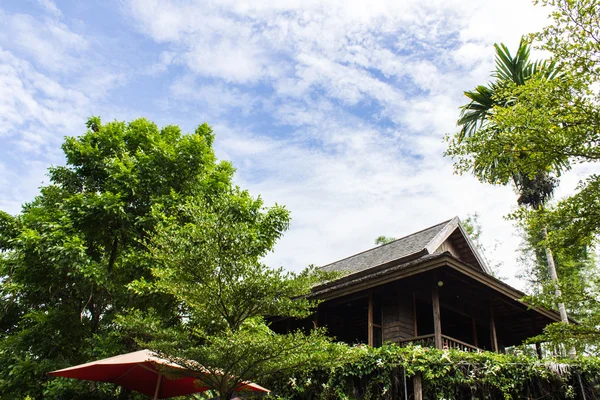 Lanna casa in legno di teak stile Thailandia con cielo — Foto Stock