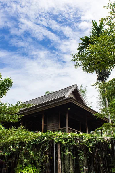 Teca casa de madera lanna Tailandia estilo con cielo — Foto de Stock