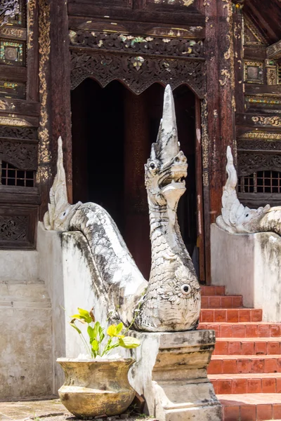 Naga standbeeld trap met oude houten kapel — Stockfoto