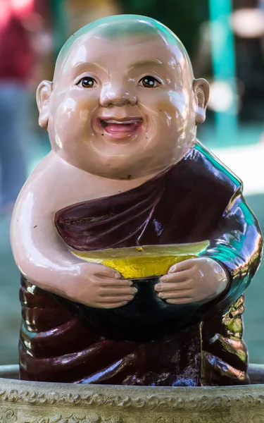 Tonmönch glückliche Statuen im thailändischen Stil — Stockfoto