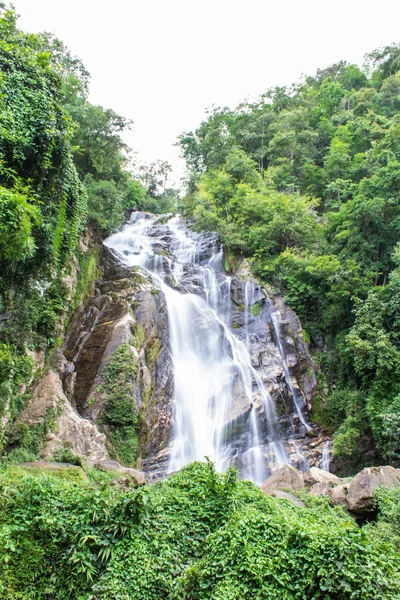 Mae Tia cachoeira, Ob Lung parque nacional em Chiangmai Tailândia — Fotografia de Stock