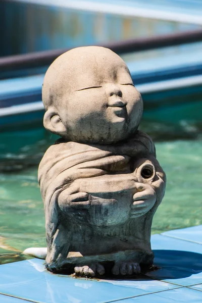 Klei monnik gelukkig standbeelden, Thaise stijl — Stok fotoğraf