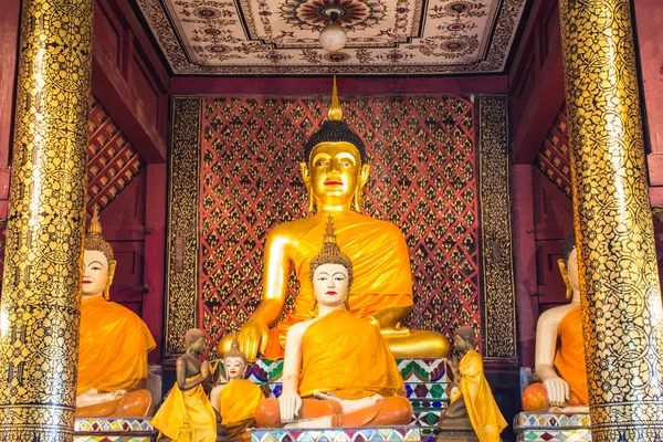 Estátua de Buda velha na capela — Fotografia de Stock