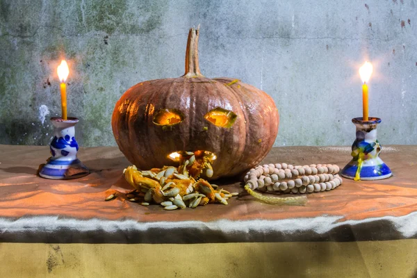 Halloween nature morte avec citrouilles, bougies et chapelet — Photo