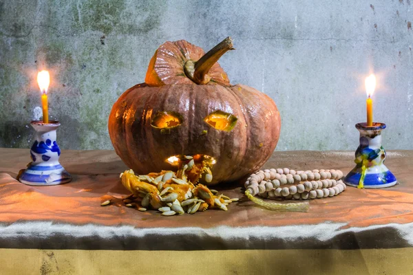 Halloween Stilleven met pompoenen, kaarsen en rozenkrans — Stockfoto