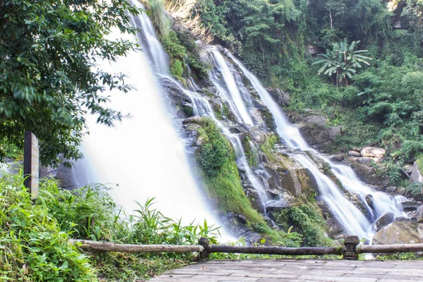Cachoeira de Wachirathan, Parque Nacional Doi Inthanon em Chiang Mai , — Fotografia de Stock