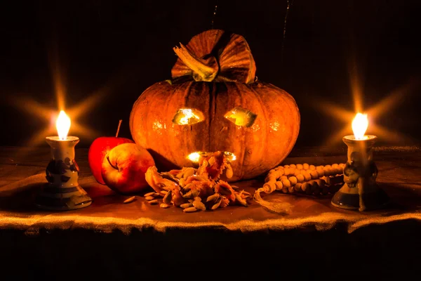 Bodegón de Halloween con calabazas, manzana, velas y rosario —  Fotos de Stock