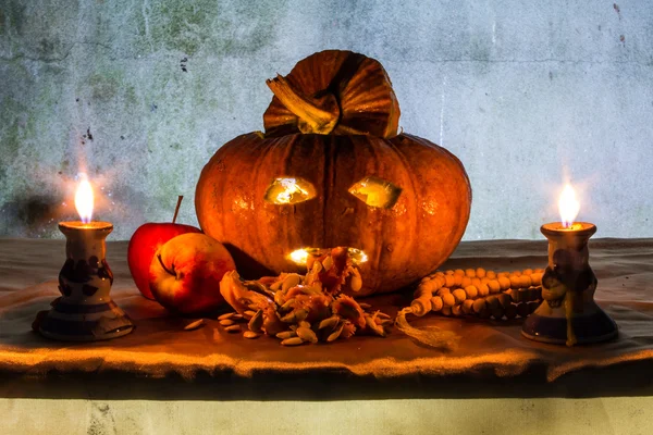 Halloween pumpkins, elma, mumlar ve tesbih ile natürmort — Stok fotoğraf