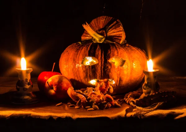 Halloween pumpkins, elma, mumlar ve tesbih ile natürmort — Stok fotoğraf