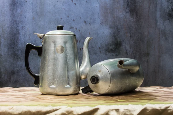 Натюрморт классический чайник с чашкой — стоковое фото