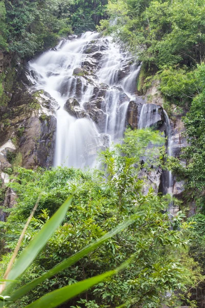 Водопад Мэй Тиа, национальный парк Облунг в Таиланде — стоковое фото