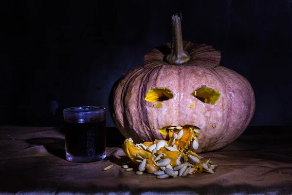 Haunted carved pumpkins for Halloween with liqueur — Stock Photo, Image