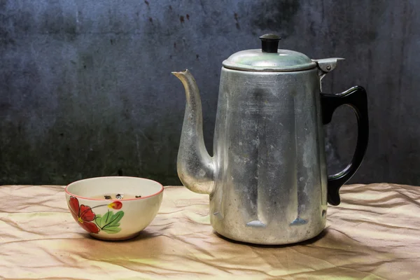 Натюрморт классический чайник с чашкой и лампой — стоковое фото