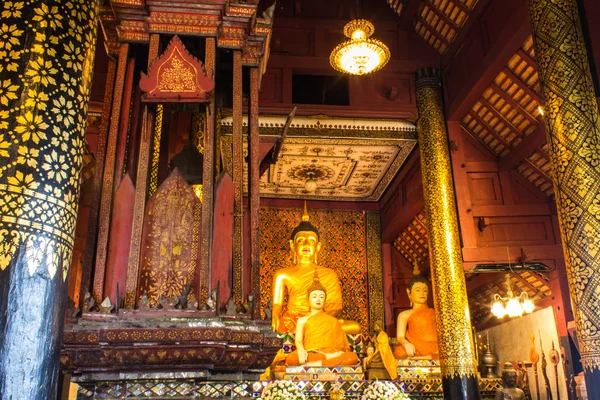 Ancienne statue de Bouddha dans la chapelle — Photo