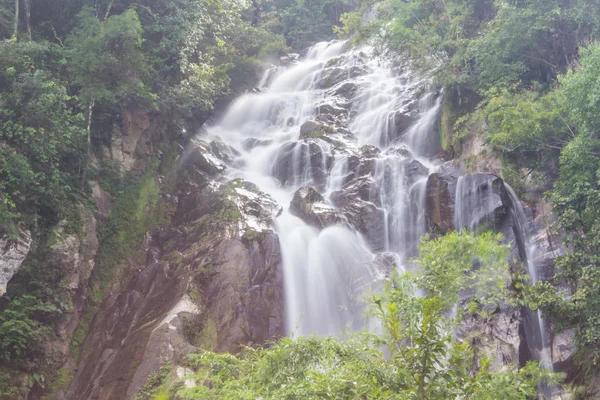 Cascada Mae Tia, parque nacional Ob Lung en Chiangmai Tailandia — Foto de Stock