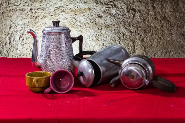 Stillleben klassischer Wasserkocher mit Tasse — Stockfoto