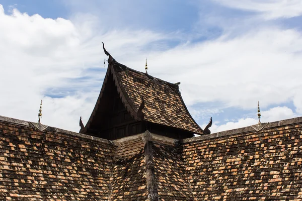 Thailändska gamla tak kyrka — Stockfoto