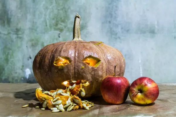 Citrouilles sculptées hantées pour Halloween avec pomme — Photo