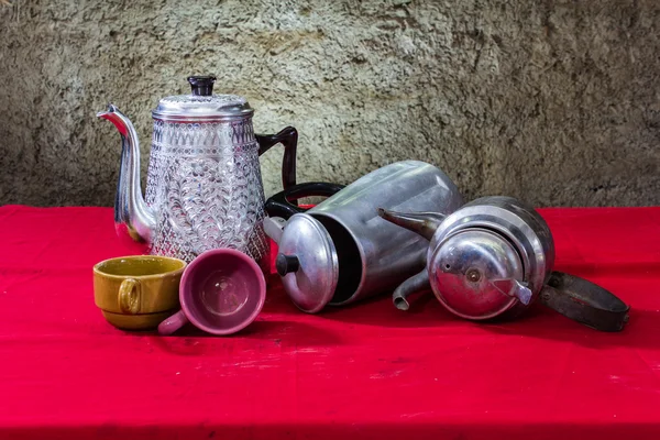 Stillleben klassischer Wasserkocher mit Tasse — Stockfoto