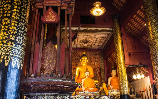 Ancienne statue de Bouddha dans la chapelle — Photo