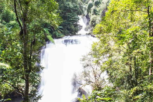 Sirithan vodopád, Doi Inthanon národní park, Chiang Mai — Stock fotografie