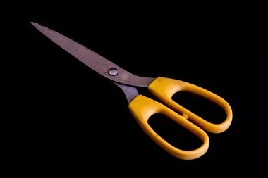 Siyah izole sarı makas