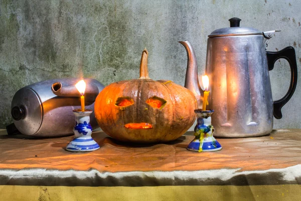 Halloween-Stillleben mit Kürbissen, Kerzen und klassischem Wasserkocher — Stockfoto