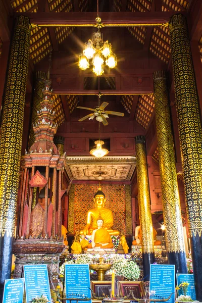 Ancienne statue de Bouddha dans la chapelle — Photo