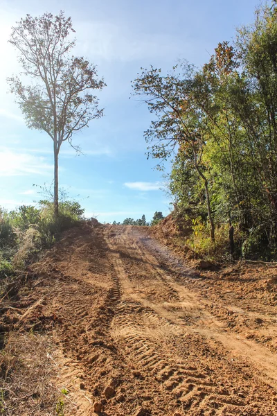 Sokaklarda çalışan tekerlek izleri ile
