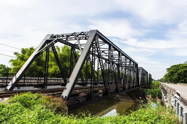 Puente de construcción ferroviaria de hierro antiguo en Lamphun Tailandia —  Fotos de Stock