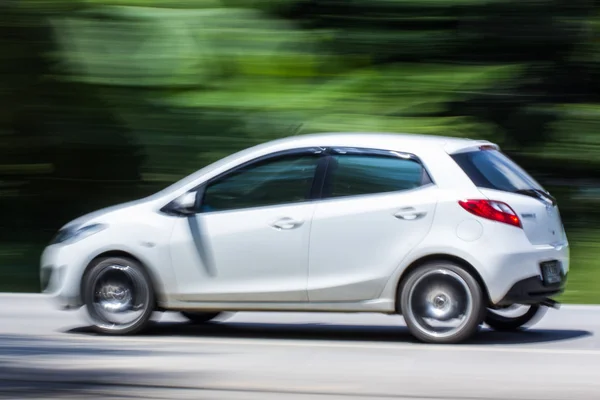 Witte auto versnellen in weg Rechtenvrije Stockafbeeldingen