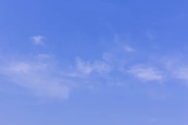 Schoonheid wolken op blauwe hemelachtergrond — Stockfoto