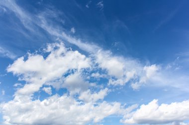Bulutlu mavi gökyüzü