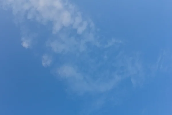 Хмари з блакитним небом — стокове фото