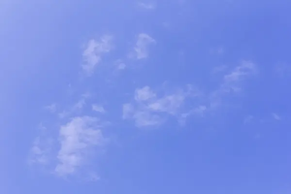 Szépség felhők a kék ég háttér — Stock Fotó
