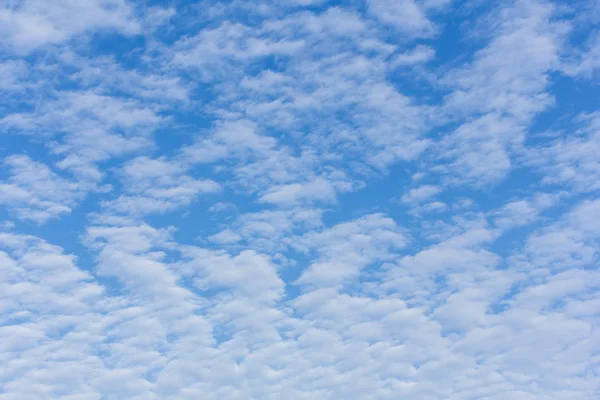 Schönheit Wolken mit blauem Himmel Hintergrund — Stockfoto