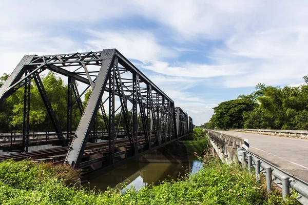 Vecchio ponte ferroviario in ferro costruzione a Lamphun Thailandia — Foto Stock