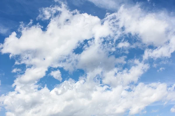 Blauwe lucht met wolken Stockfoto