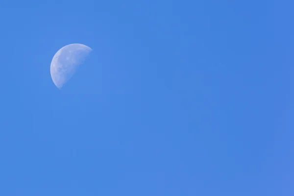 Pół księżyca w błękitne niebo — Zdjęcie stockowe