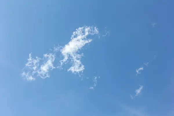 Fehér felhő kék égbolttal — Stock Fotó