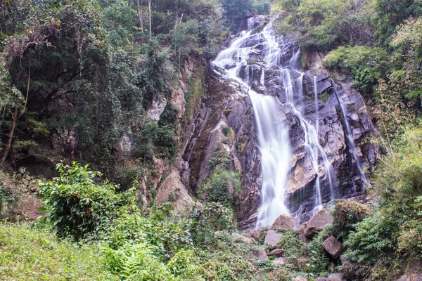 Mae Tia cascata, Ob Lung parco nazionale in Chiangmai Thailandia — Foto Stock