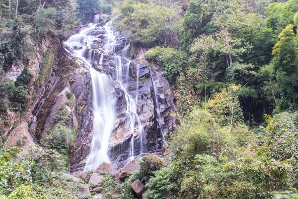 Cascade de Mae Tia, Ob Lung parc national de Chiangmai Thaïlande — Photo