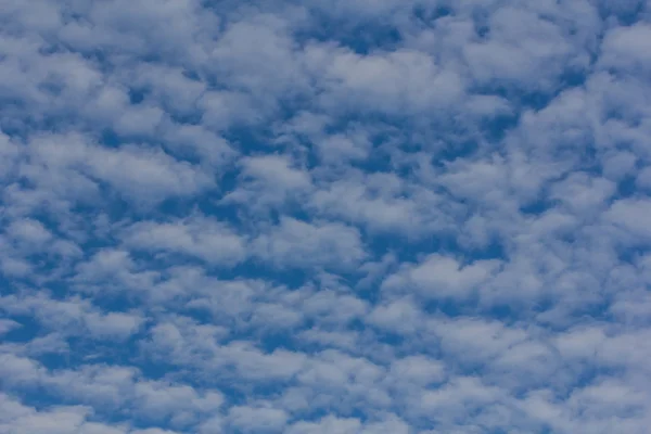 Schoonheid wolken met blauwe hemelachtergrond — Stockfoto