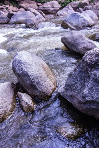 Rotsen en natuur op de rivier, Maetaeng Chiangmai Thailand — Stockfoto