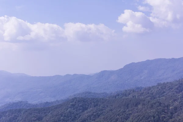 Montagne avec ciel en doi inthanon, Chiangmai Thaïlande — Photo