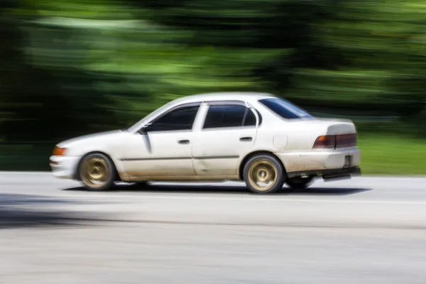 Witte auto versnellen in weg — Stockfoto