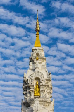 Güzellik gökyüzü ile beyaz pagoda