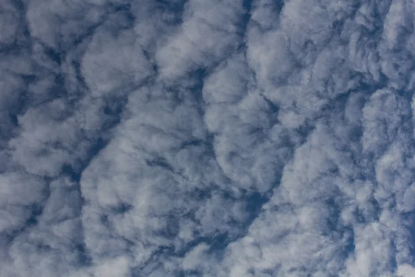 Nuvens de beleza com fundo azul céu — Fotografia de Stock