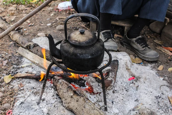 Oude ketel kokend water voor koffie of thee in platteland in het Thais — Stockfoto