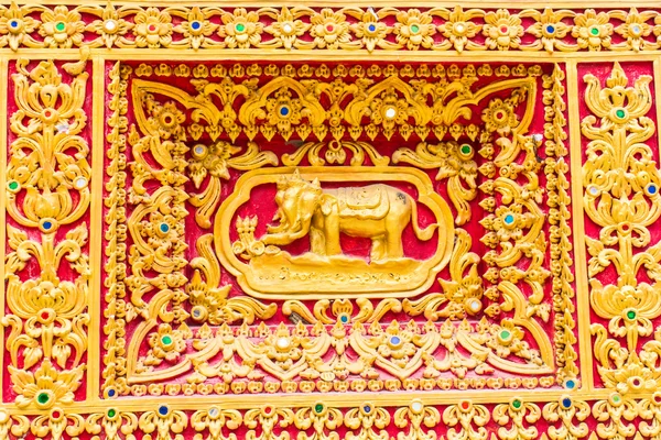 Airavata muur beeldhouwkunst in Thaise tempel — Stockfoto